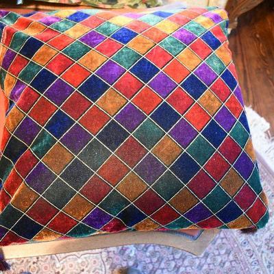 L Lot 152: Throw Pillows