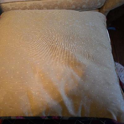 L Lot 152: Throw Pillows