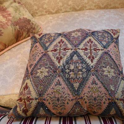 L Lot 152: Throw Pillows