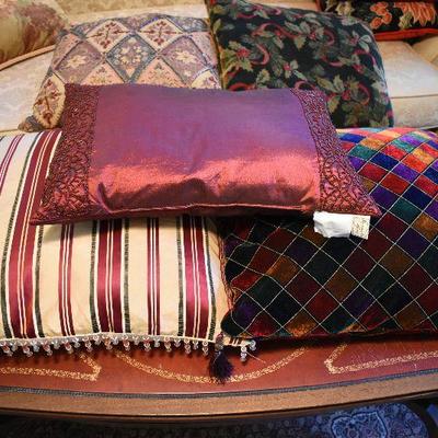 L Lot 152: Throw Pillows