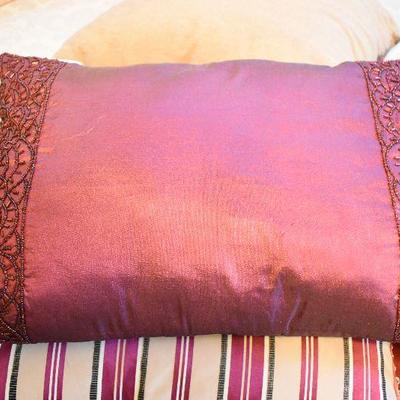 L Lot 152: Throw Pillows