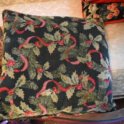 L Lot 152: Throw Pillows