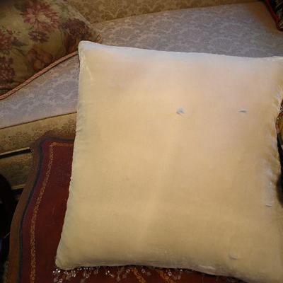 L Lot 152: Throw Pillows