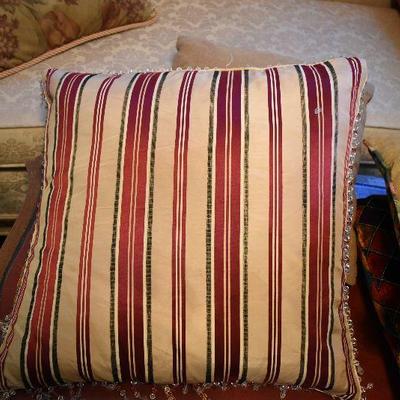 L Lot 152: Throw Pillows