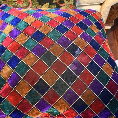 L Lot 152: Throw Pillows