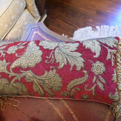 L Lot 154: Throw Pillows