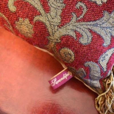 L Lot 154: Throw Pillows
