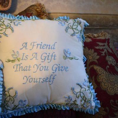 L Lot 154: Throw Pillows