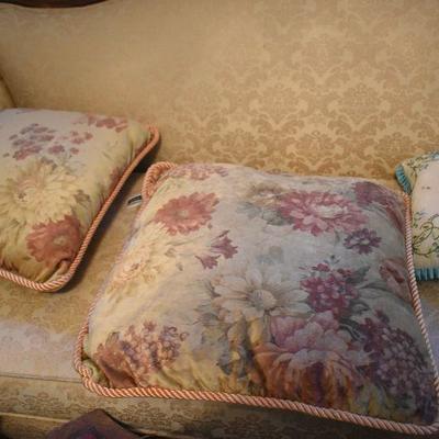 L Lot 154: Throw Pillows