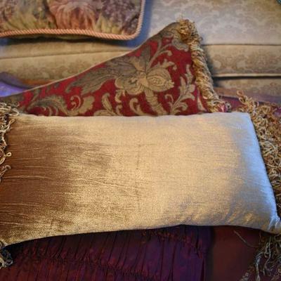 L Lot 154: Throw Pillows