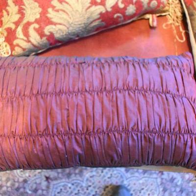 L Lot 154: Throw Pillows