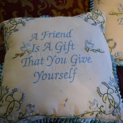 L Lot 154: Throw Pillows