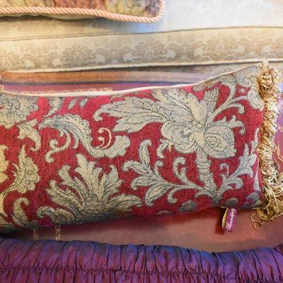 L Lot 154: Throw Pillows