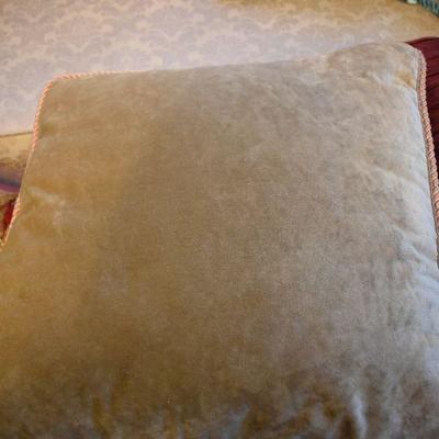L Lot 154: Throw Pillows
