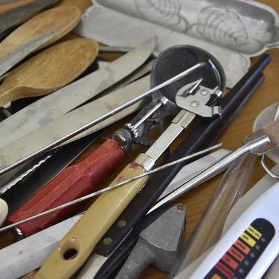 P Lot 181: Collection of Kitchenwares