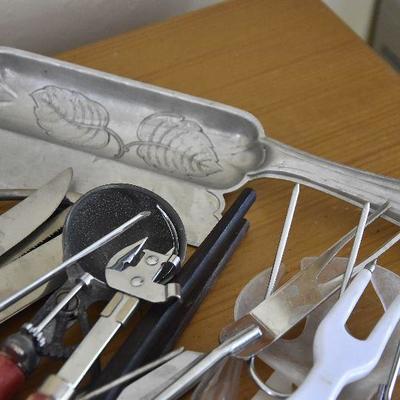 P Lot 181: Collection of Kitchenwares
