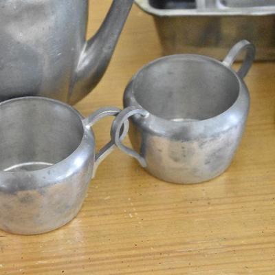 P Lot 184: Vintage Kitchen with Sifter & Pewter