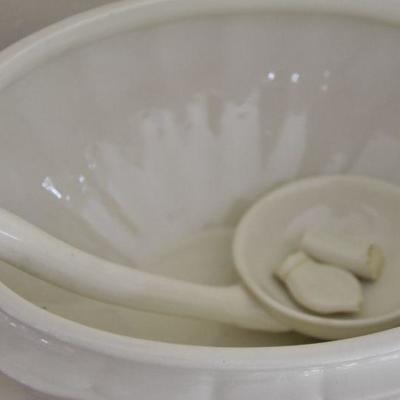 P Lot 192: Ironstone Soup Tureen
