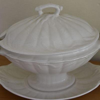 P Lot 192: Ironstone Soup Tureen