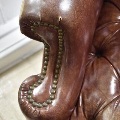P Lot 195: Vintage Leather Armchair 