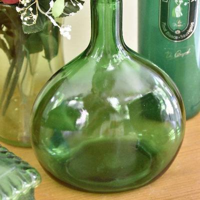 P Lot 199: Collection of Vases and Bottles