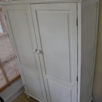 P Lot 200: Storage Cabinet