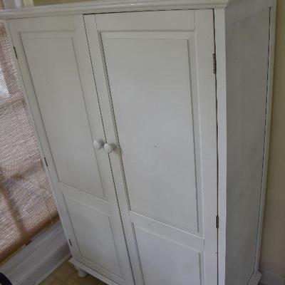 P Lot 200: Storage Cabinet