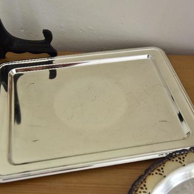 P Lot 202: Silverplate Platters and serving Tray
