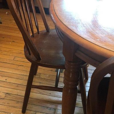 P Lot 77: Kitchen Table with 3 Chairs
