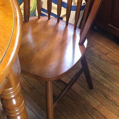 P Lot 77: Kitchen Table with 3 Chairs