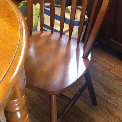 P Lot 77: Kitchen Table with 3 Chairs