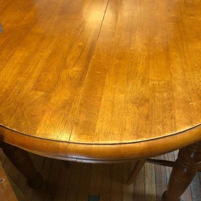 P Lot 77: Kitchen Table with 3 Chairs