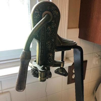 P Lot 78: Countertop Wine Decorker