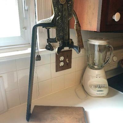 P Lot 78: Countertop Wine Decorker