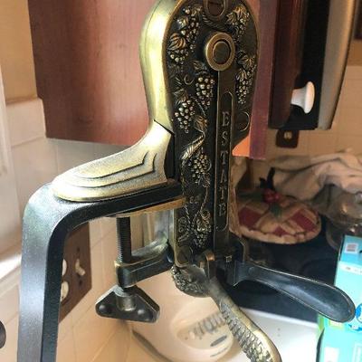 P Lot 78: Countertop Wine Decorker