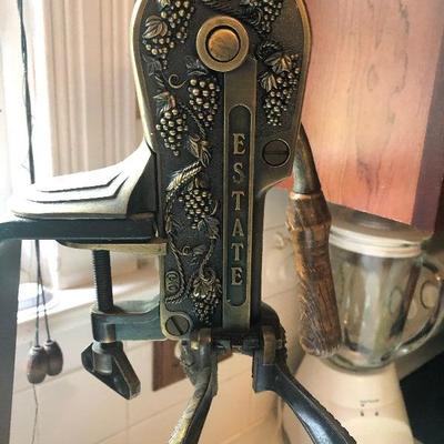P Lot 78: Countertop Wine Decorker