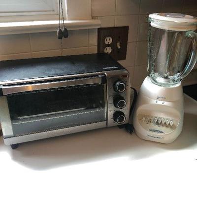 P Lot 81: Toaster Oven and Blender