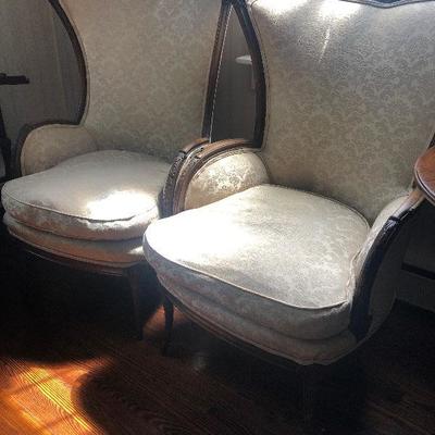 P Lot 89: Pair of Vintage Armchairs