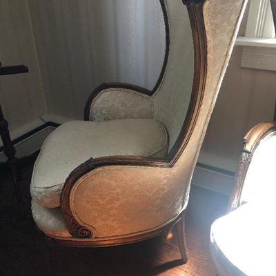 P Lot 89: Pair of Vintage Armchairs