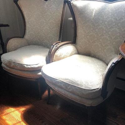 P Lot 89: Pair of Vintage Armchairs