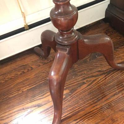 P Lot 91: Vintage Three Legged Round Table