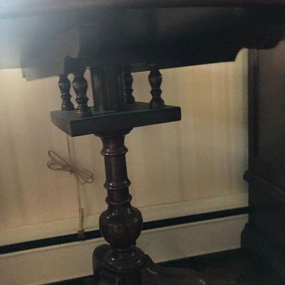 P Lot 91: Vintage Three Legged Round Table