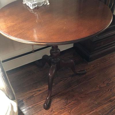P Lot 91: Vintage Three Legged Round Table