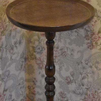 D Lot 120: Vase Stand