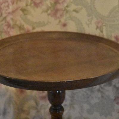 D Lot 120: Vase Stand