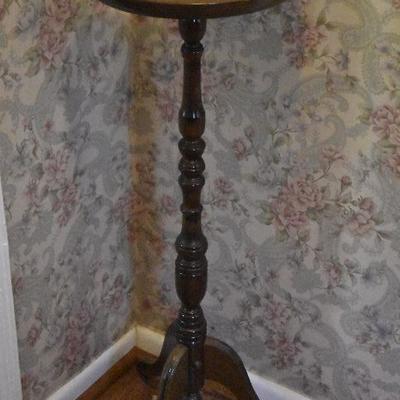 D Lot 120: Vase Stand
