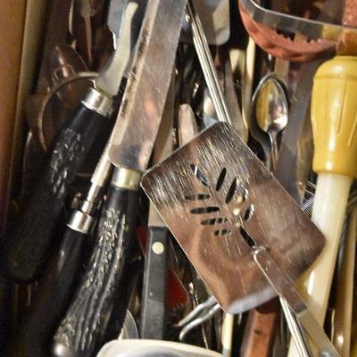 B Lot 6: Box Lot of Kitchen Utensils