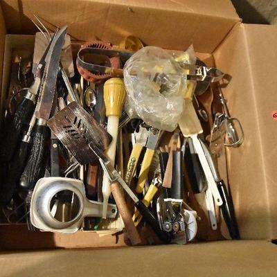 B Lot 6: Box Lot of Kitchen Utensils