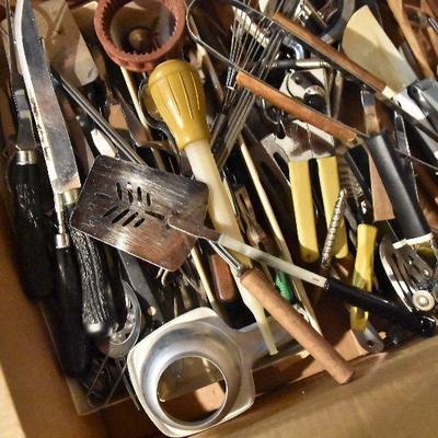 B Lot 6: Box Lot of Kitchen Utensils
