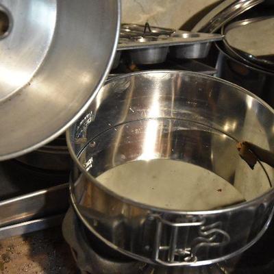 B Lot 14: Lot of Kitchen Cookware